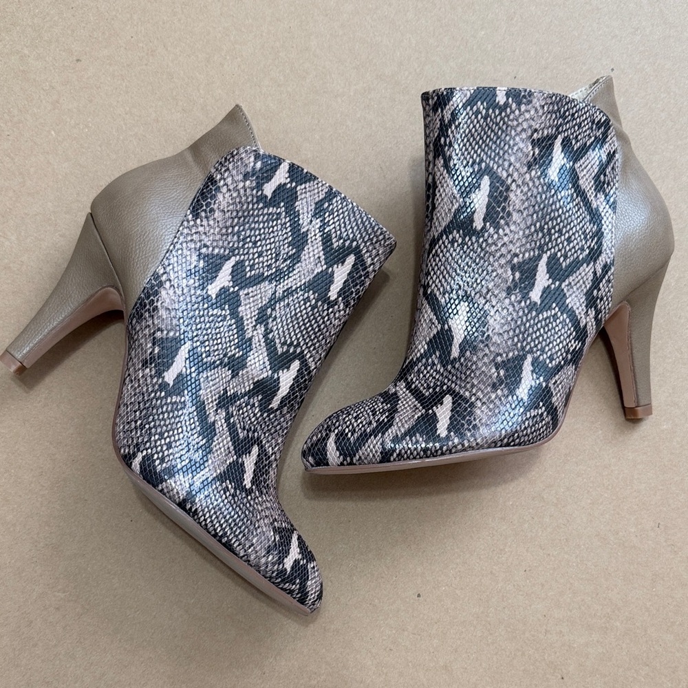 Bellini Snake-Print Ankle Booties in Taupe and Black Size 7